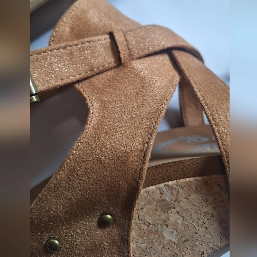 Very G Vector Shimmer Tan Studded Buckle Up Wedge Sandals Size 9 Soft Cushion - Picture 6 of 10